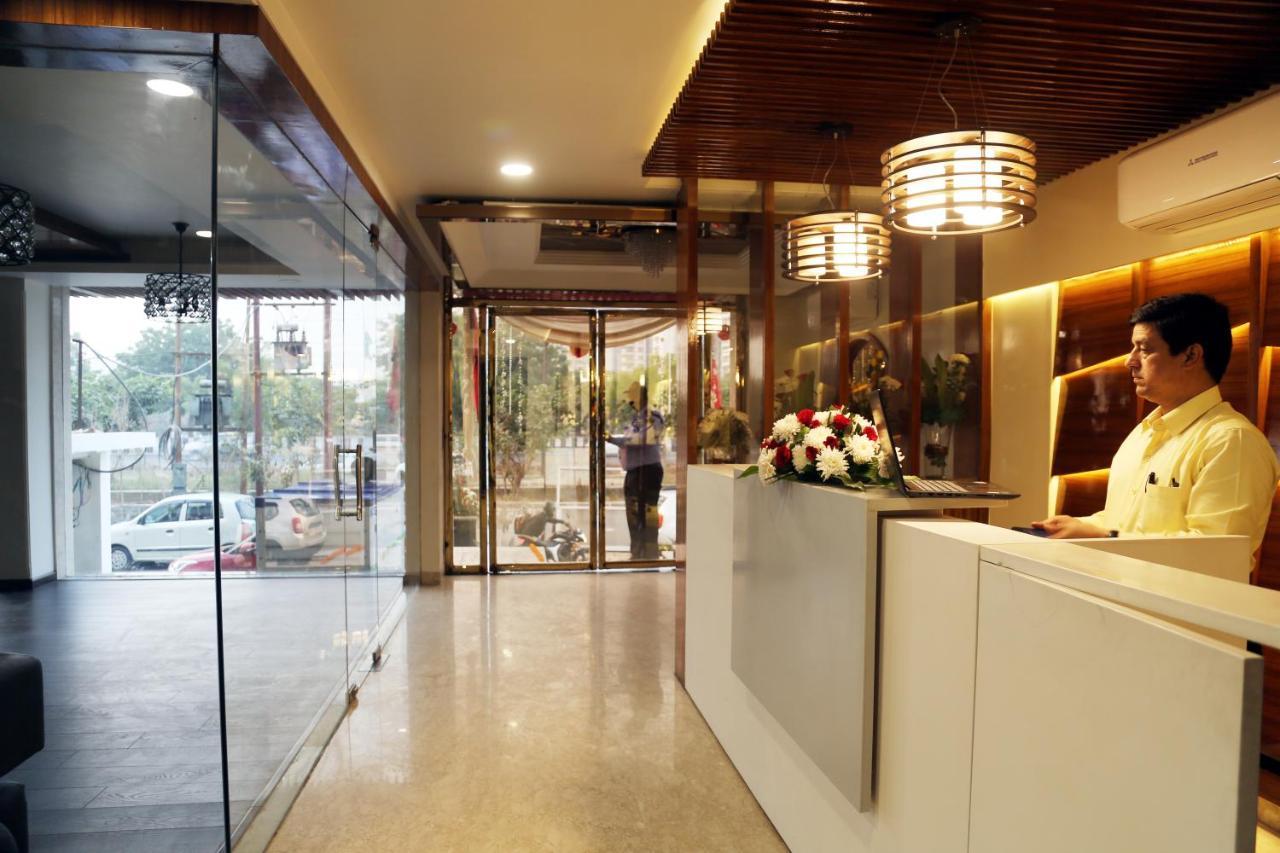 Awadh Inn Noida Exteriör bild
