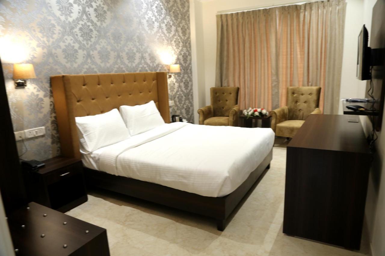 Awadh Inn Noida Exteriör bild