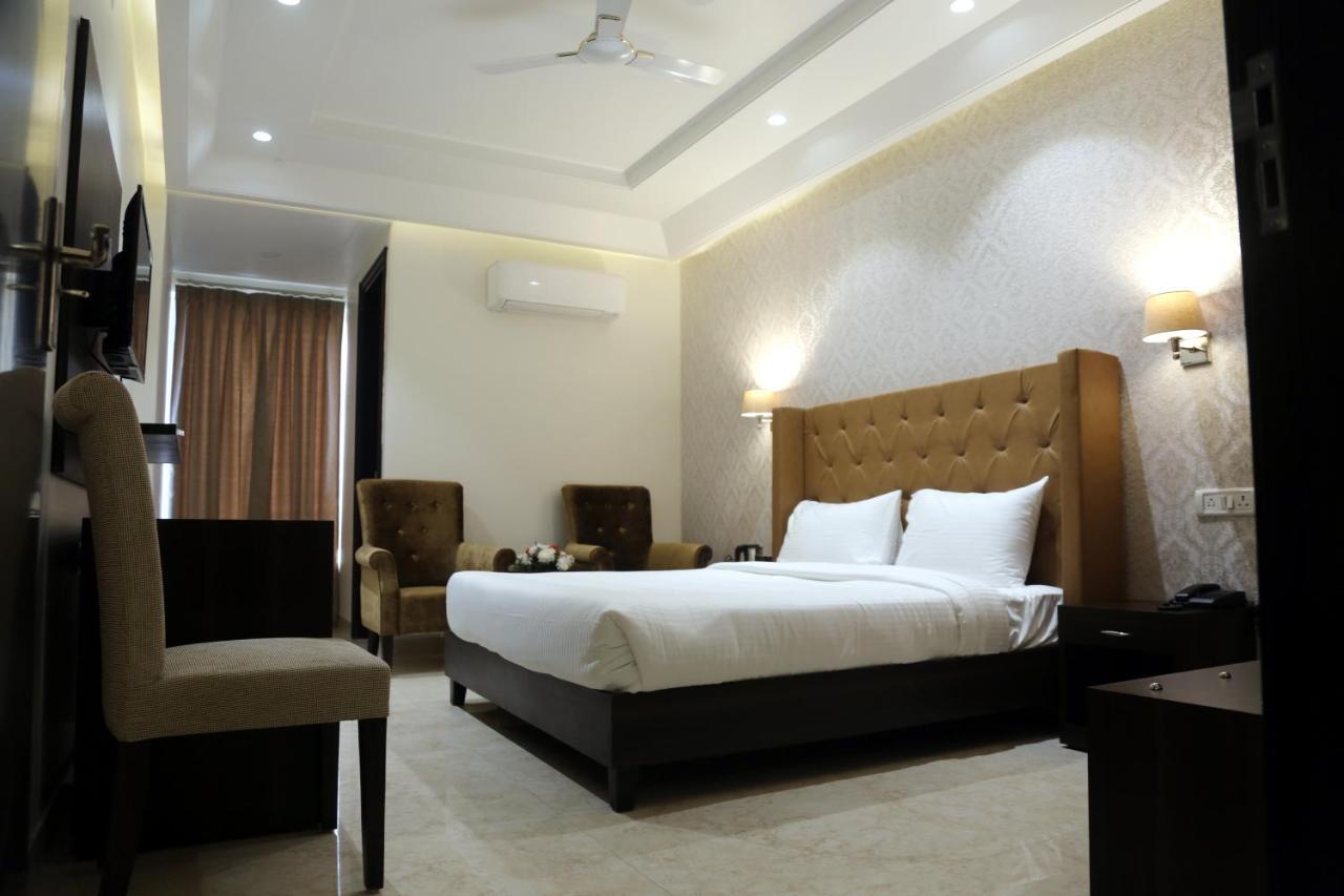 Awadh Inn Noida Exteriör bild