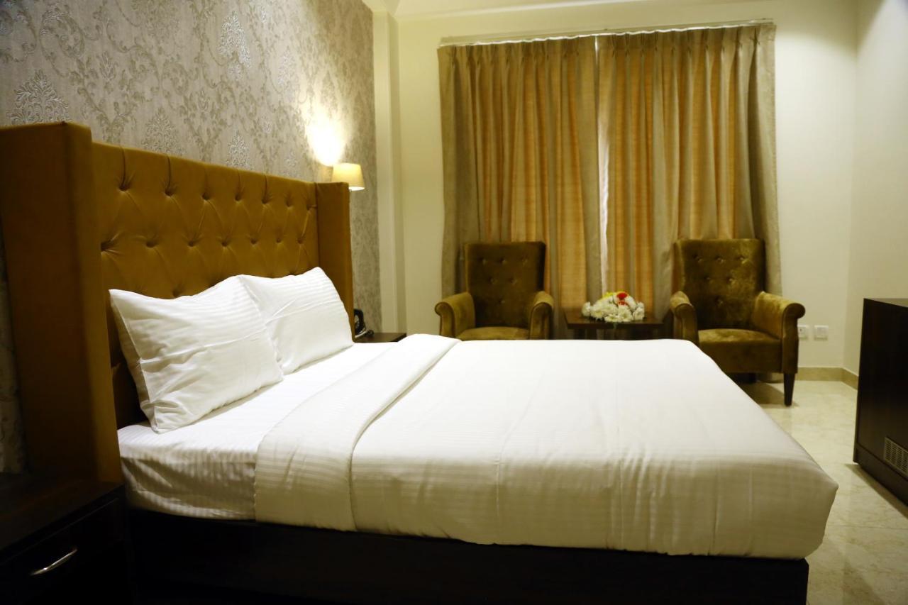 Awadh Inn Noida Exteriör bild