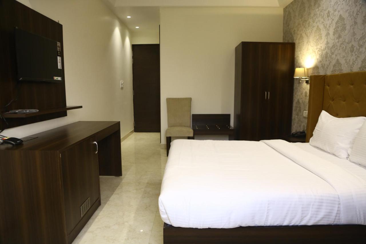 Awadh Inn Noida Exteriör bild